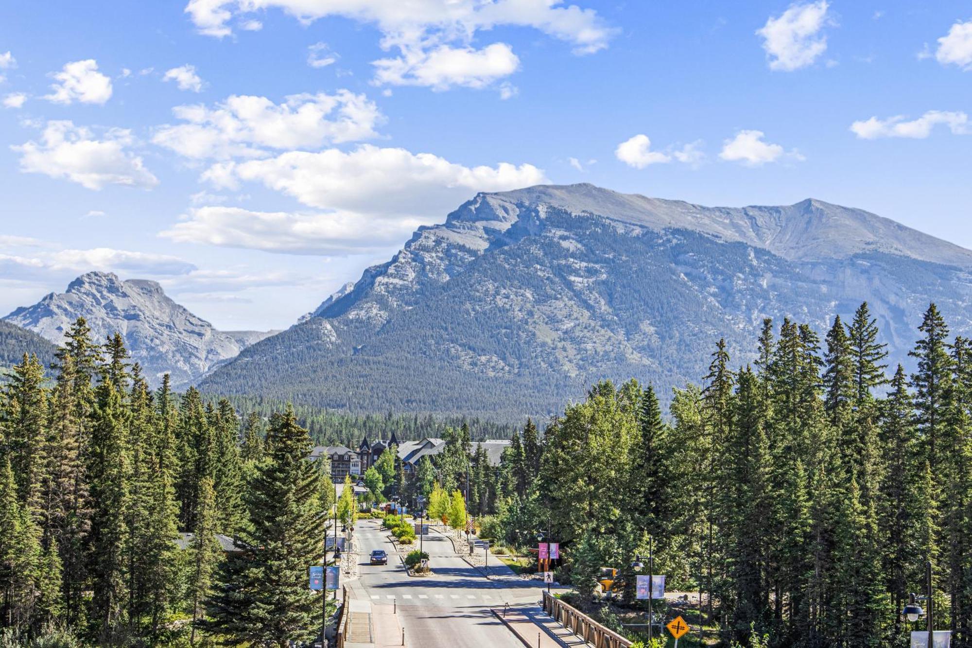 Serenity Villa At Tamarack Canmore Exterior photo